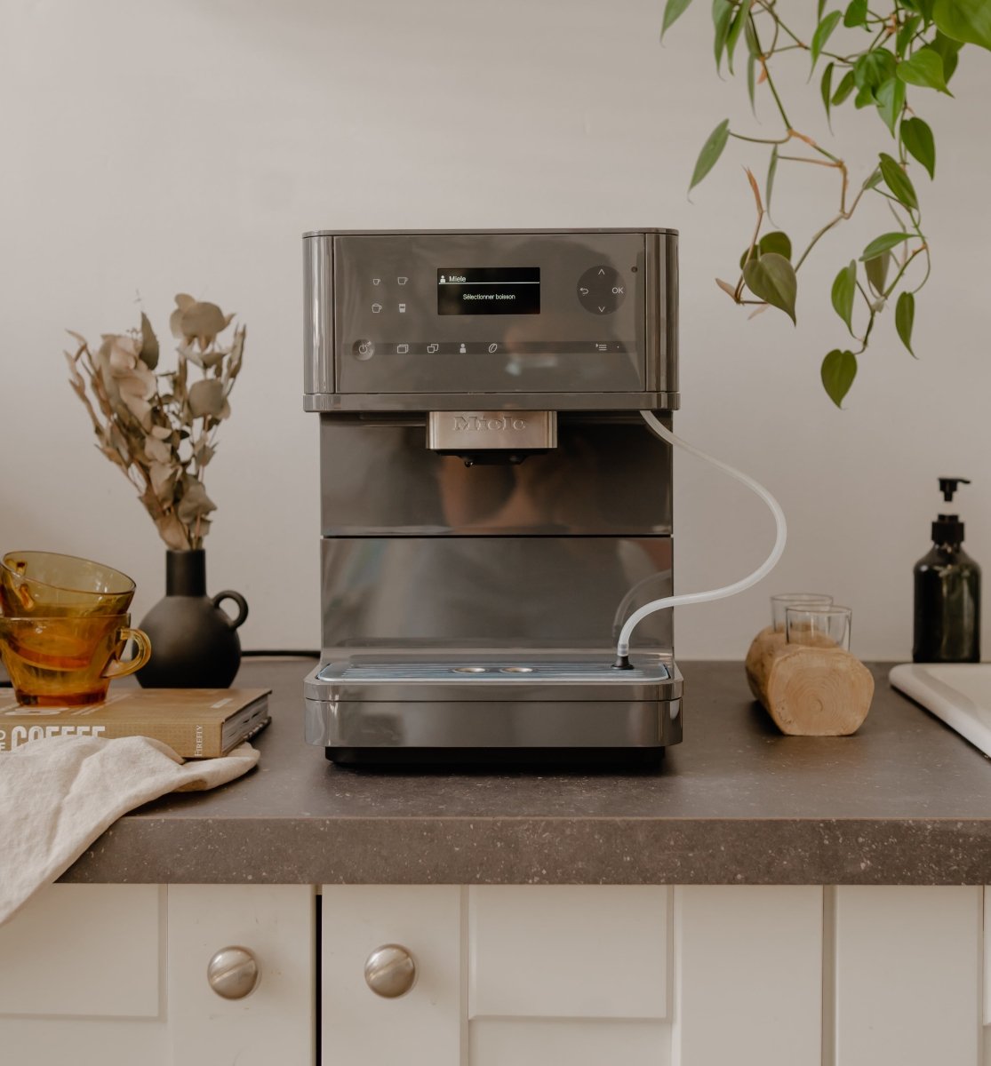 Key features between automatic and manual coffee machines - Café Liégeois Canada Inc.